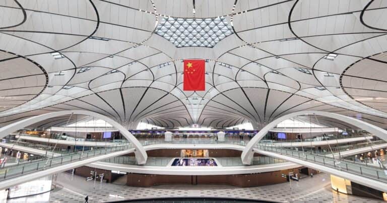 Récord en China: el renovado aeropuerto de Pekín costó US$11.000 millones y es tan grande como 98 estadios de fútbol