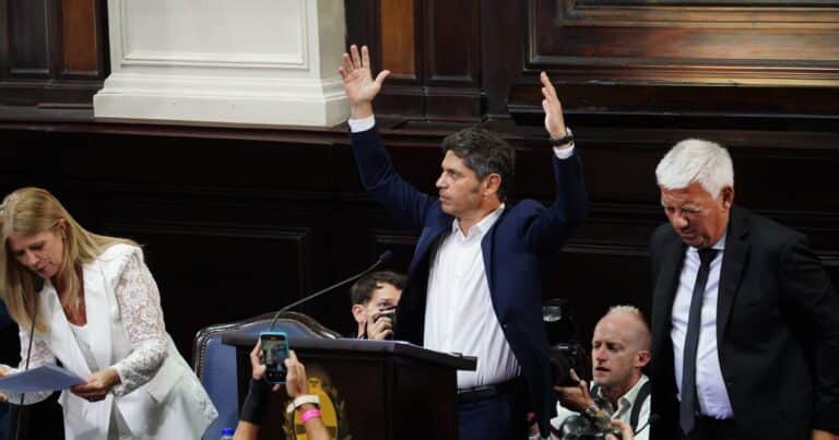 Kicillof levanta el perfil de candidato y arranca su armado en las provincias, pero ya empezó el fuego amigo