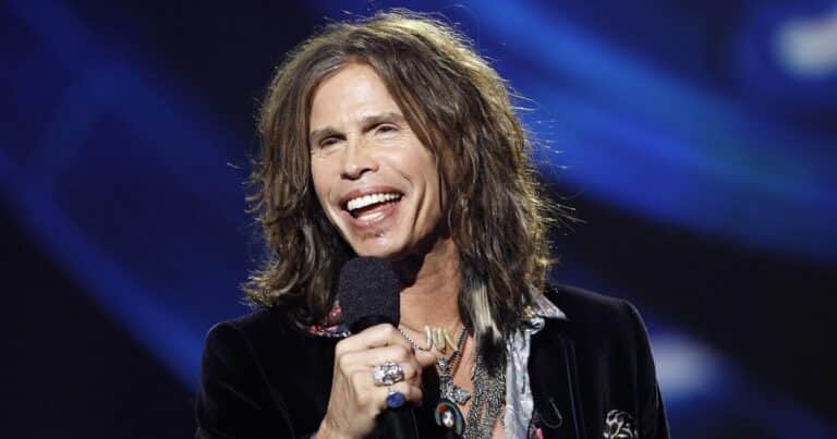 «Esconder pastillas»: la hija de Steven Tyler revela la oscura razón por la que el cantante de Aerosmith usaba pañuelos en el pie del micrófono