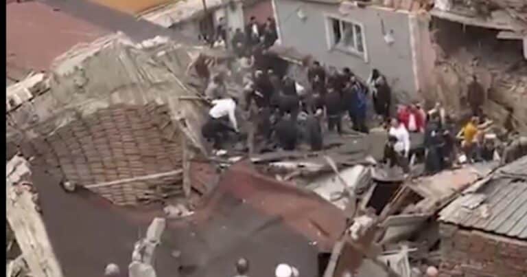 Pánico en Turquía: se derrumbaron dos edificios en Estambul y quedaron atrapadas varias personas