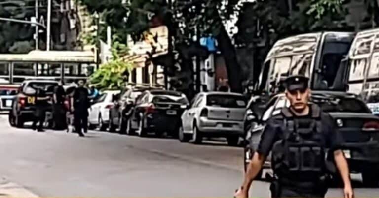 Fuerte operativo policial frente al Congreso por un paquete sospechoso: tratan de detectar su contenido