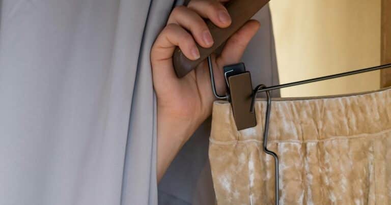 Una joven debe cambiarse de ropa constantemente por una afección que complica su vida: «Siempre estoy incómoda»