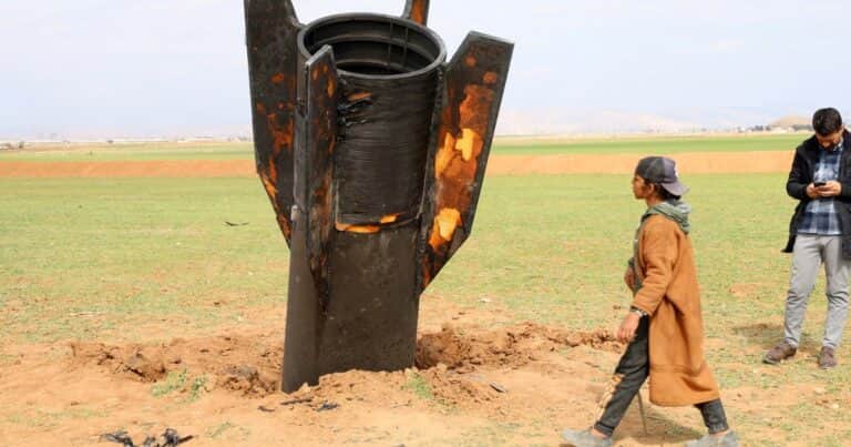 Un misil sin destino conocido se estrelló en un campo de Siria: «Lo vimos explotar y caer al suelo»