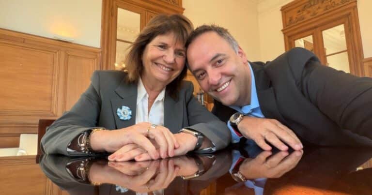 El vuelo de Adorni a Punta del Este: declara como testigo en la Justicia el broker que vendió el pasaje