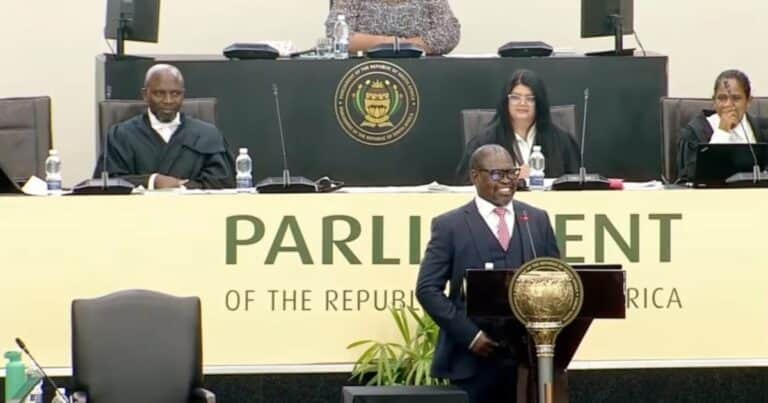 «Dígale que algo le cuelga del pantalón»: el incómodo momento del ministro de Finanzas de Sudáfrica en pleno Parlamento