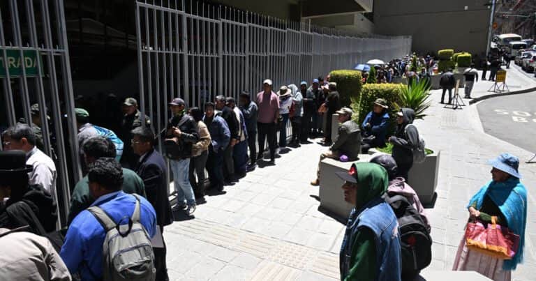 El avión militar que cayó en El Alto convirtió billetes legales en sospechosos y miles de usuarios hicieron fila en los bancos de Bolivia