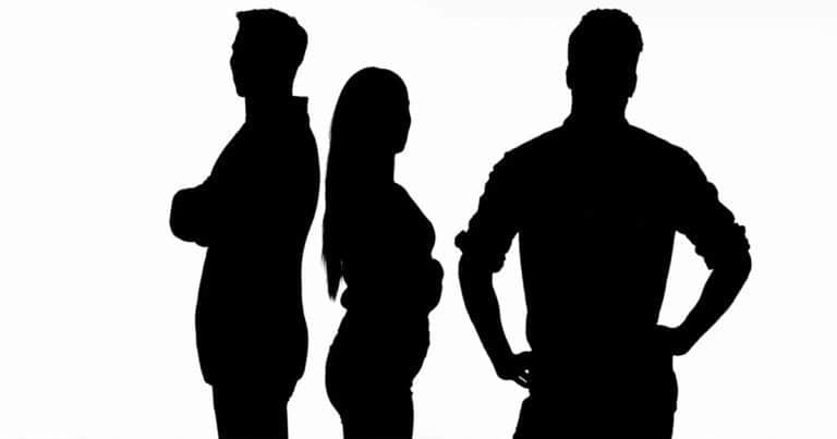 Tuvo relaciones con gemelos idénticos con 4 días de diferencia, quedó embarazada y el ADN no pudo determinar quién es el padre
