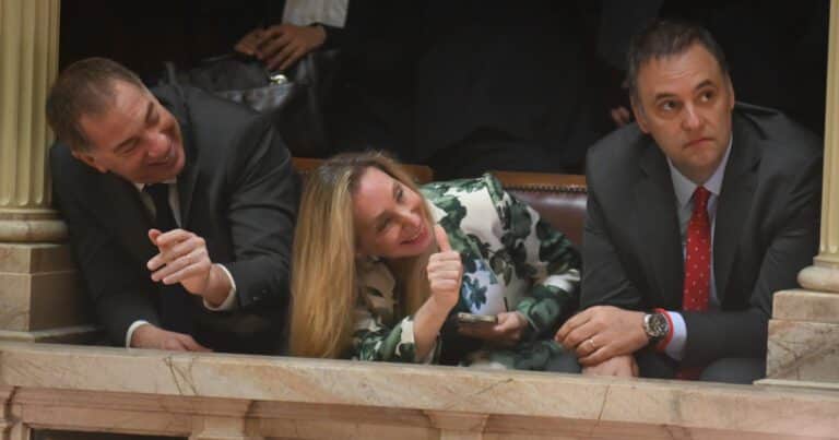 Karina Milei salió a respaldar a Manuel Adorni ante las críticas por llevar a su esposa a un viaje oficial y destacó su «integridad»