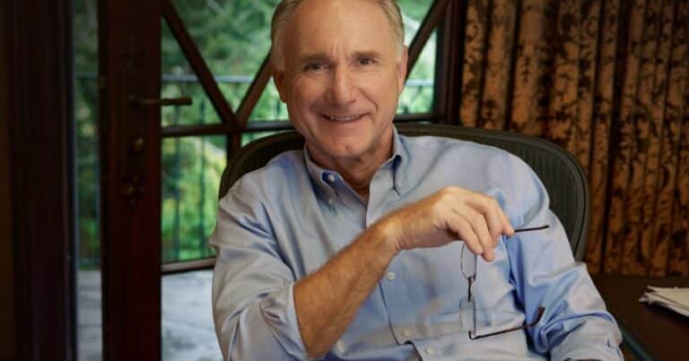 Dan Brown (61), escritor: »A las 4 de la mañana tomo un batido de espinacas, café y empiezo a escribir»