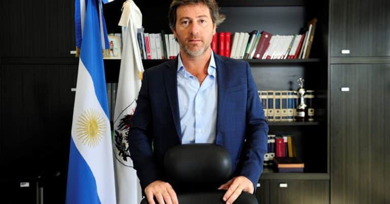 El estrecho vínculo de Mahiques con AFA y Conmebol en medio de la pelea entre el Gobierno y «Chiqui» Tapia