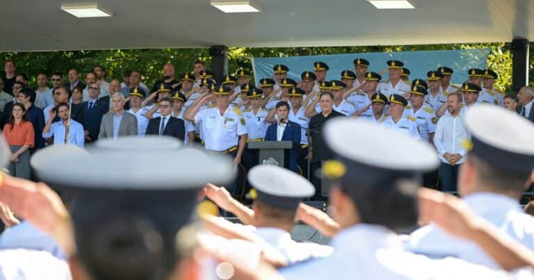 Silbidos y abucheos contra Kicillof durante el acto de egreso de oficiales de la Policía bonaerense