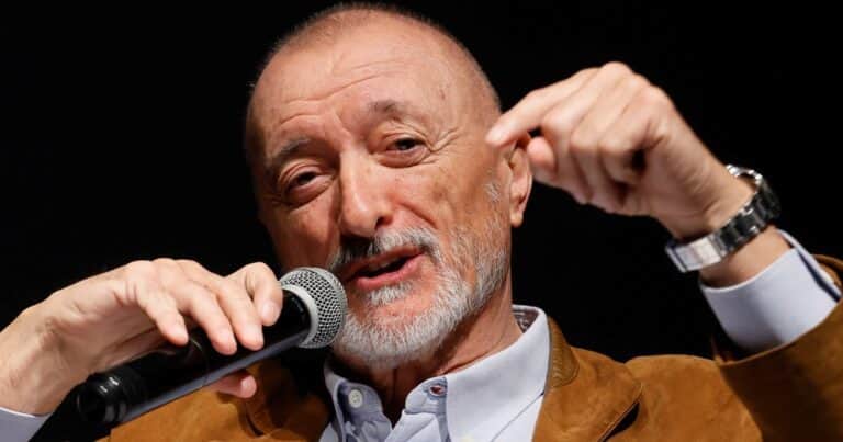 Arturo Pérez-Reverte, escritor: «No esperéis a que se mueran, preguntad a los abuelos antes de que se vayan»