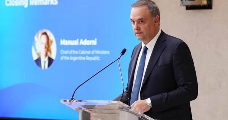 En medio de la polémica, Manuel Adorni volvió a mostrarse con su esposa en el cierre del Argentina Week en Nueva York