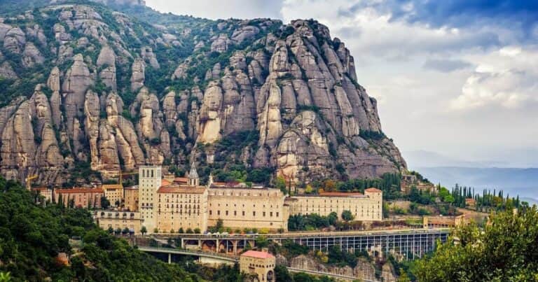 Bosques, castillos y senderos: la ruta corta que regala la mejor vista de Montserrat