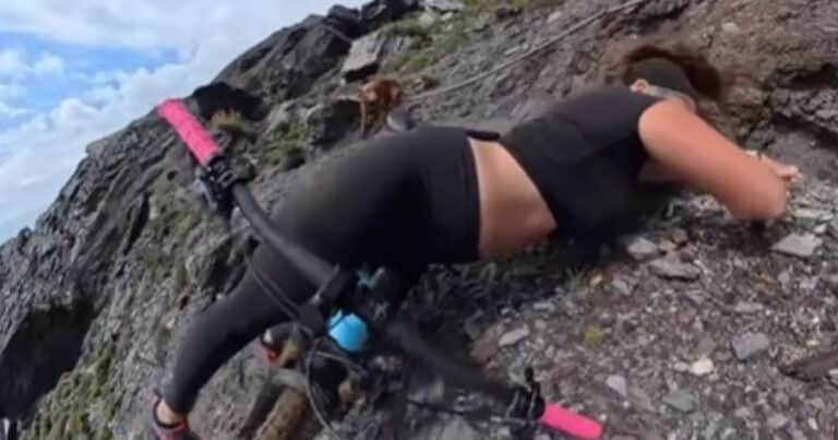 Una influencer ex OnlyFans casi filma su propia muerte mientras recorría un acantilado en bicicleta, y el video se volvió viral en redes