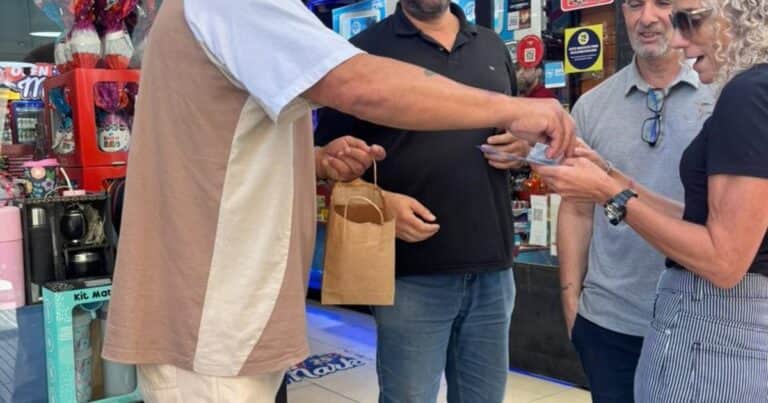 El «Turco» García sigue en política y repartió preservativos en Microcentro para concientizar sobre las enfermedades de transmisión sexual