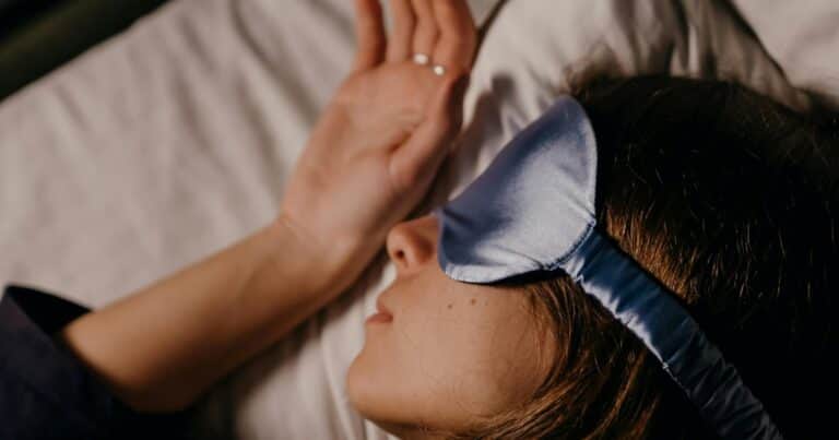 Se despertó durante la noche por un dolor punzante en su rostro y descubrió la inusual causa: «Fue un completo accidente»