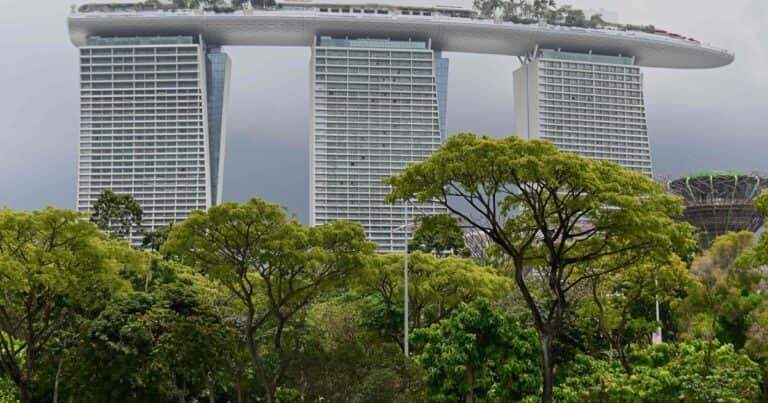 2500 habitaciones a puro lujo: así es el hotel de Singapur con estructura de portaaviones