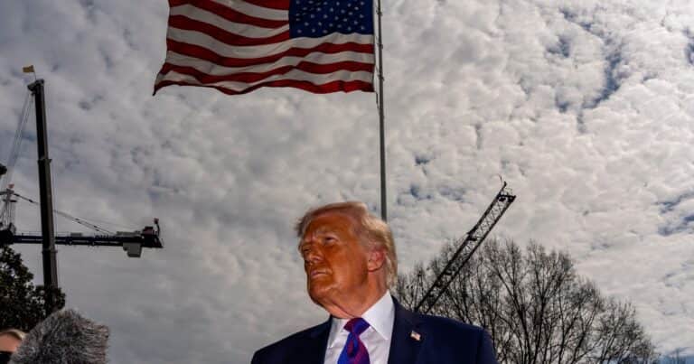Donald Trump puso una estatua de Cristóbal Colón en la Casa Blanca: lo considera un «héroe» en su cruzada antiwoke