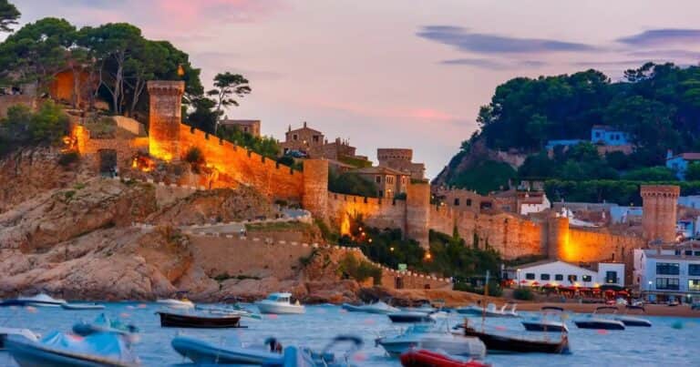 La villa medieval fortificada junto al mar que muchos consideran la más bonita de España