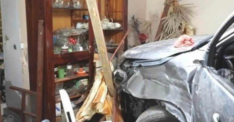 Chocó contra una casa para matar a su mujer y como sobrevivió la trató de ahorcar: quedó detenido