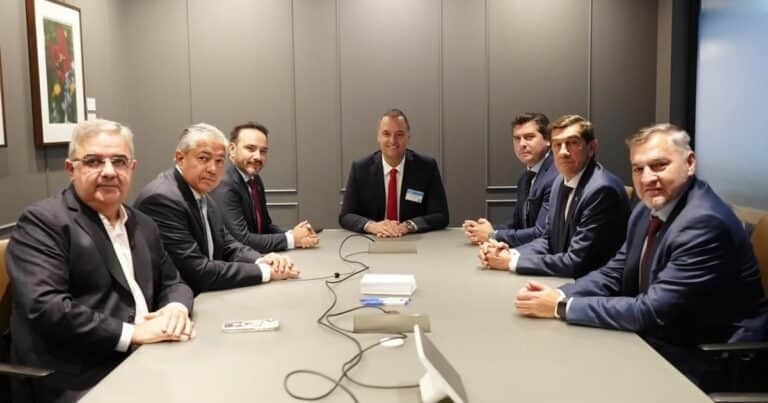 Manuel Adorni concentró el protagonismo en Nueva York mientras crece la polémica por el viaje de su esposa