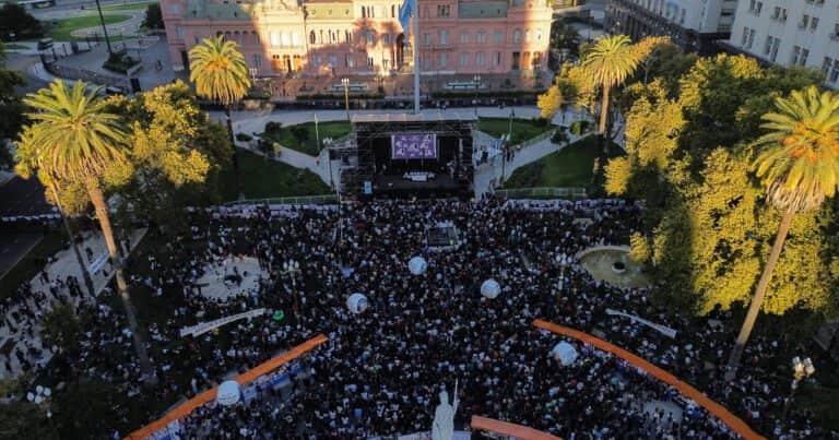 Una multitud llenó la Plaza de Mayo a 50 años del golpe: duras críticas al Gobierno en el acto central