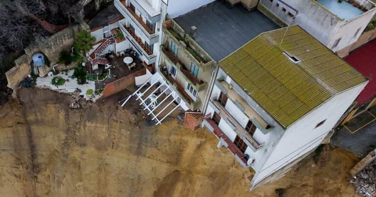 Quedó sobre el vacío la biblioteca del pueblo engullido por un barranco