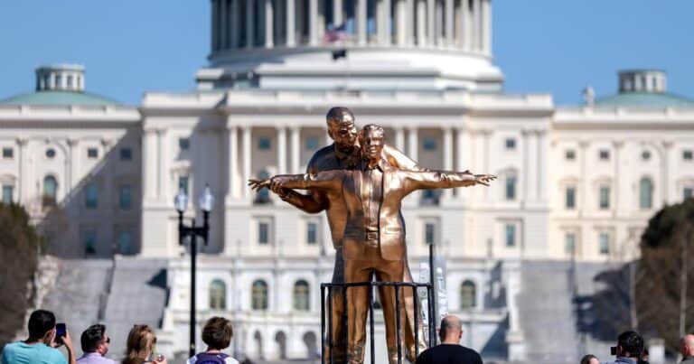 Instalaron en Washington una estatua de Trump y Epstein que recrea una escena de Titanic: «Honra una amistad cimentada en fiestas y desnudos secretos»