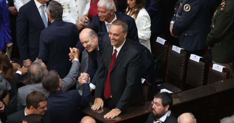 Polémica por el viaje de Adorni a Estados Unidos con su mujer: tiene que hablar en el Congreso y le pedirán explicaciones