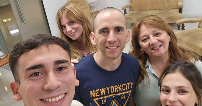 Nahuel Gallo fue visitado por su mamá y sus hermanos y hoy habla por primera vez tras su regreso a la Argentina