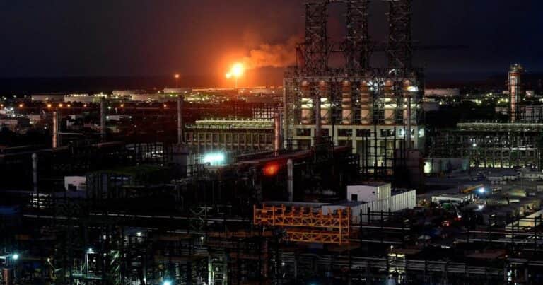 México: cinco muertos por un impactante incendio en una refinería de Pemex