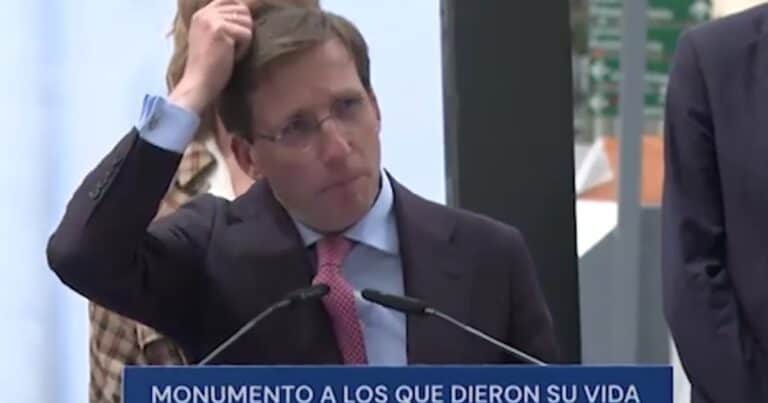 El momento en que una paloma le hizo caca en la cabeza al alcalde de Madrid