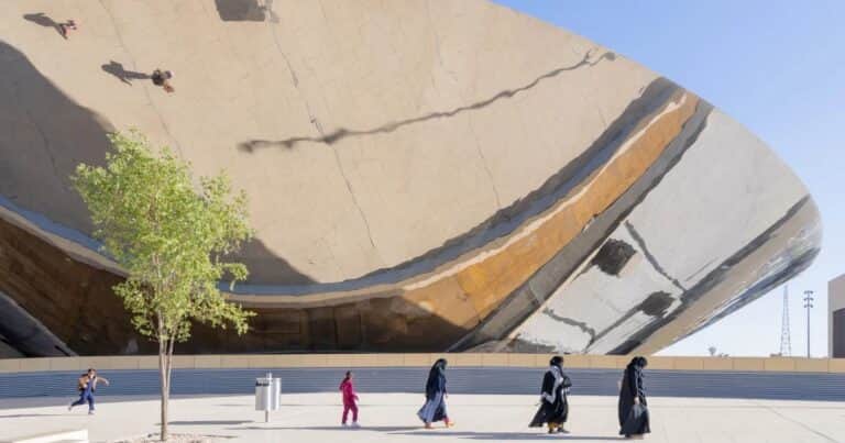 La estación de metro en Arabia Saudita que funciona como un espejo gigante y refleja Riad en 360 grados