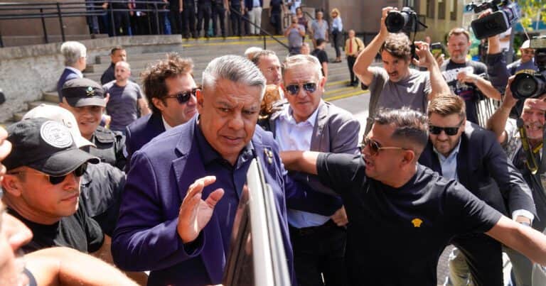 Después de la indagatoria, Claudio «Chiqui» Tapia fue autorizado a viajar a Paraguay