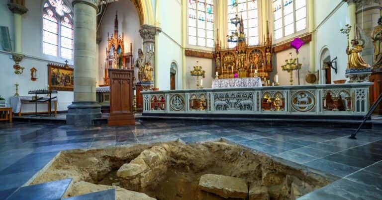Descubren un esqueleto debajo de un altar de una iglesia y hay indicios que podría tratarse de D’Artagnan: ¿Fin del mito?