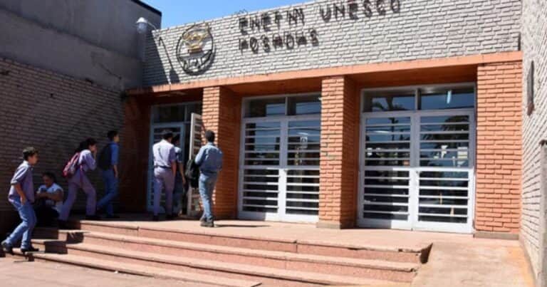 Conmoción en Misiones: un adolescente fue armado a su escuela, se disparó frente a los compañeros y quedó en grave estado