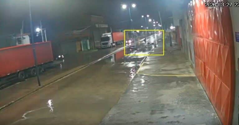Lo hicieron caer de la moto para robarle con una réplica de pistola, pero era un gendarme y les disparó: uno murió, otro lucha por su vida