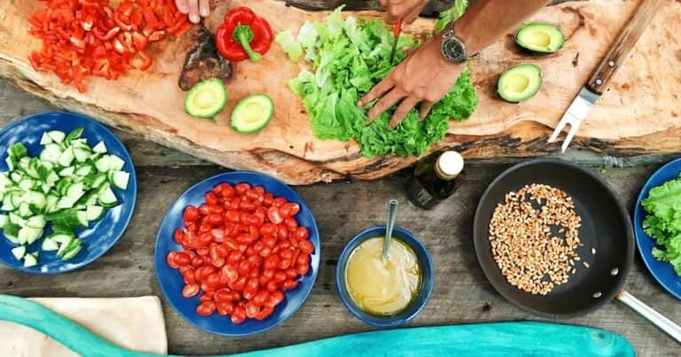 Las cuatro estrategias que aplican los veganos para sobrevivir a un mundo omnívoro, según un estudio