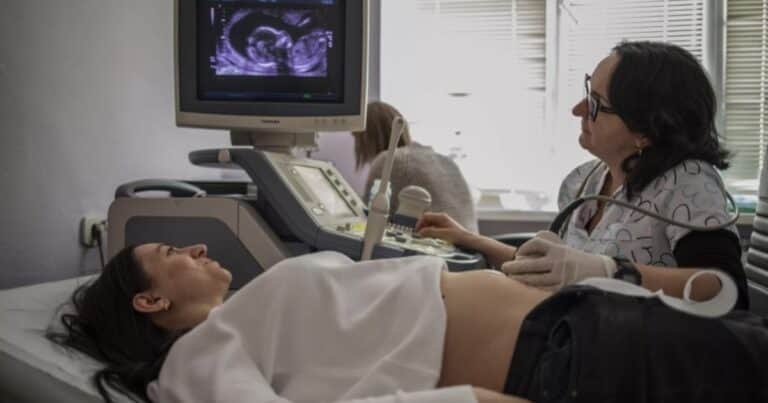 Descubren que los bebés están expuestos a 42 sustancias químicas antes de nacer