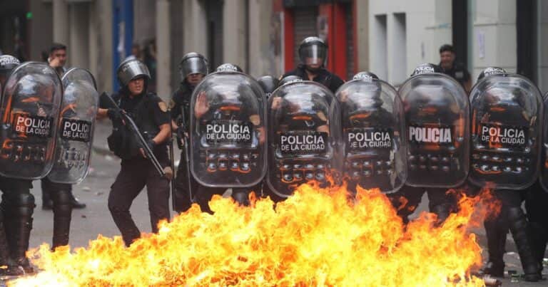 Un nuevo detenido por arrojar bombas Molotov en el Congreso: lo arrestaron en General Rodríguez