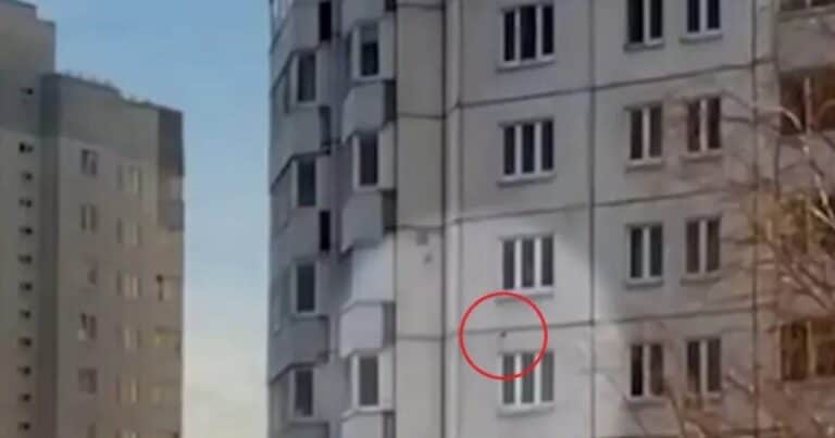 El video del milagroso rescate de un bebé que se cayó de la ventana de un décimo piso: lo atraparon con un abrigo