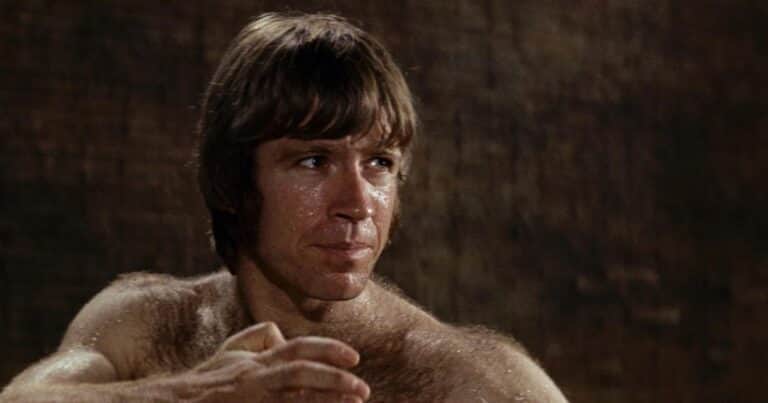 Chuck Norris vs Bruce Lee en Way of the Dragon: cómo fue la histórica pelea en el Coliseo tras su muerte a los 86 años