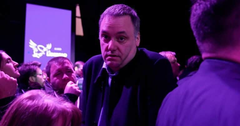 Golpeado y mientras suenan nombres para sucederlo, Manuel Adorni intenta dar vuelta la página y silenciar la interna