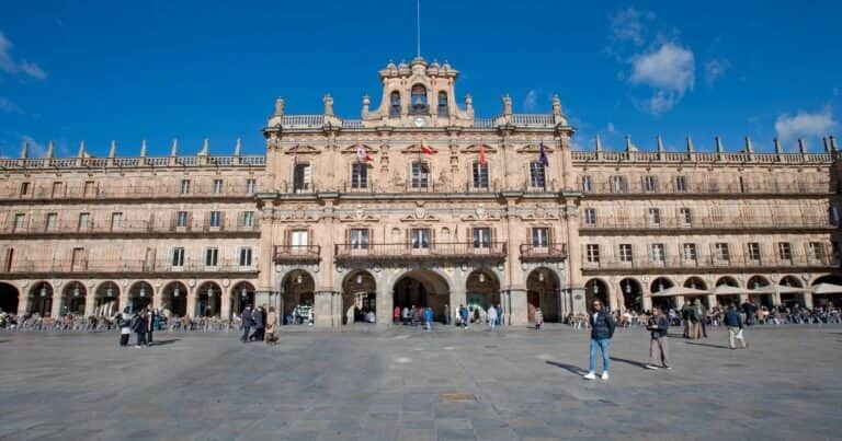 Unamuno la llamó “el salón más bello de Europa”: así es la plaza barroca que deslumbra en España