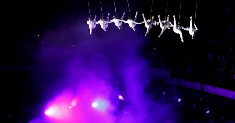 Bailar en el aire: un show a 30 metros de altura dejó boquiabierto al público del Festival Internacional de Artes Vivas, en Colombia
