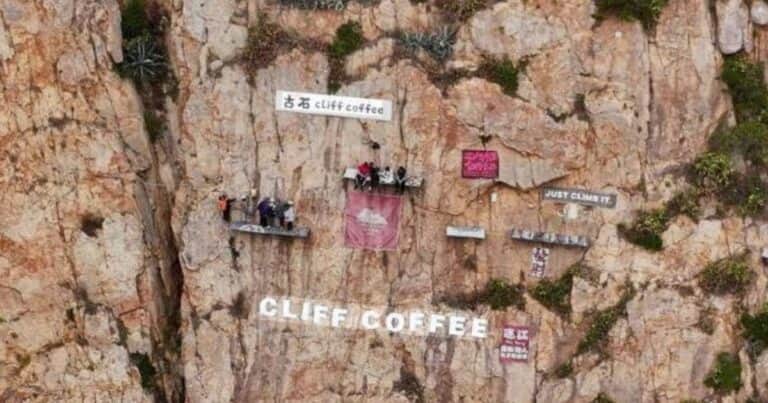 La cafetería más peligrosa del mundo: colgada de un acantilado a 60 metros de altura