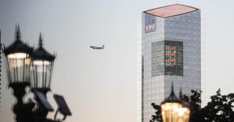 Recaudación, retenciones al agro y dólar: siete claves que explican por qué el fallo por YPF salvó a la Argentina de un golpe demoledor