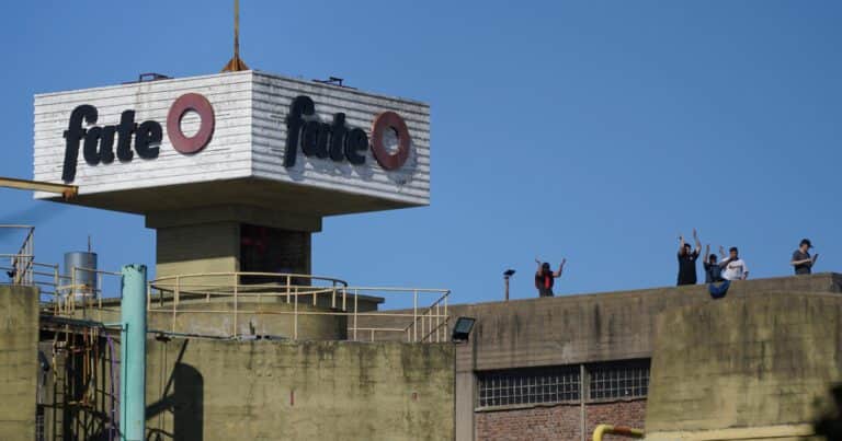 La justicia revocó la orden de desalojo del predio de FATE