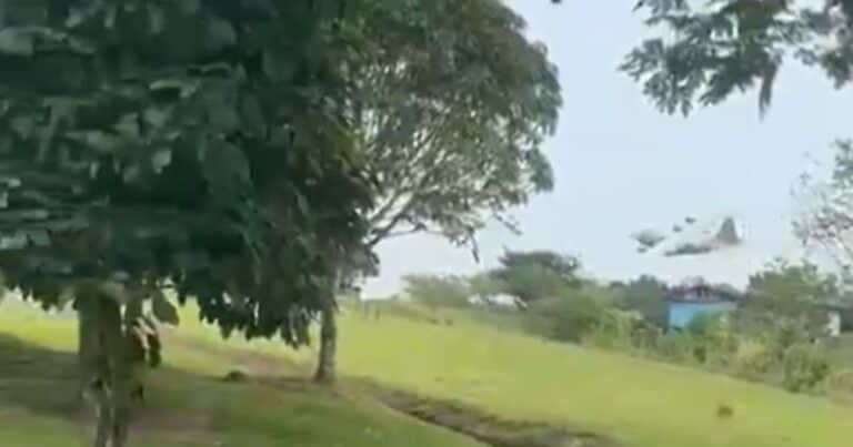 Se estrelló un avión militar en Colombia: los impactantes videos del accidente